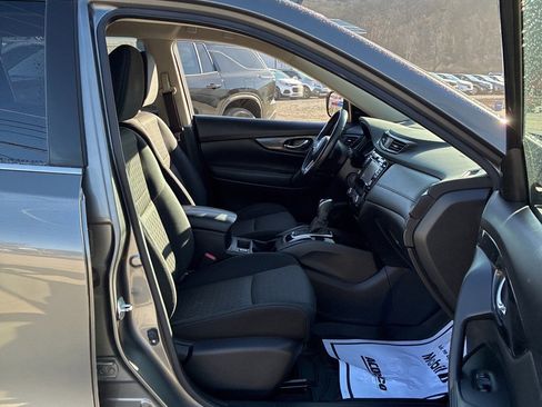 Used 2017 Nissan Rogue SV w/ SV Premium Package image 16