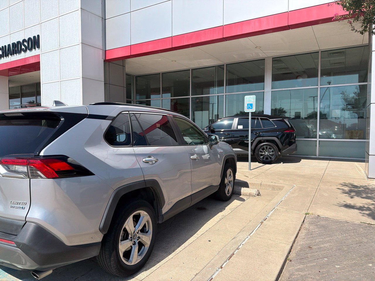 Used 2019 Toyota RAV4 Limited AWD/4WD image 3