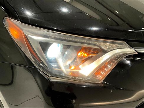 Used 2017 Toyota RAV4 LE AWD/4WD image 31