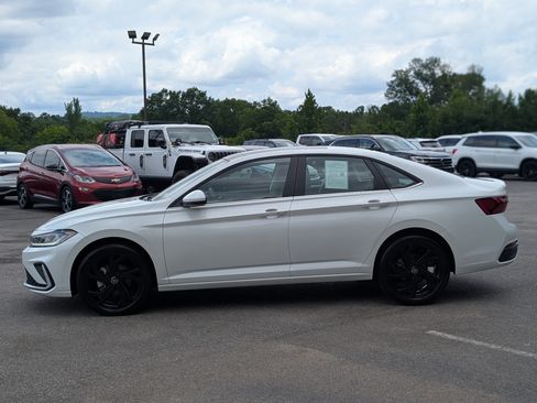 Used 2025 Volkswagen Jetta SE w/ Sunroof Package FWD image 6