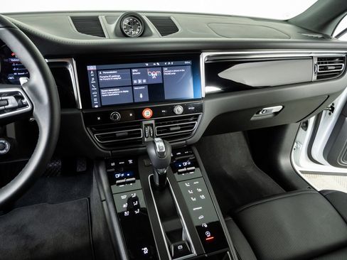 Certified 2025 Porsche Macan image 13
