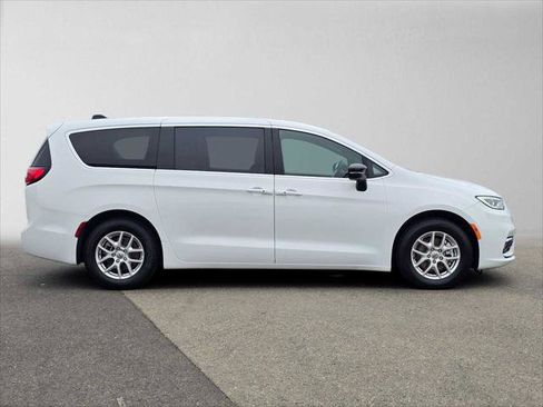 Used 2025 Chrysler Pacifica Select FWD image 2