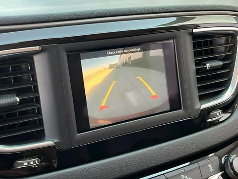 Used 2019 Chrysler Pacifica Touring-L FWD image 21