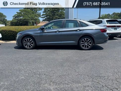 Used 2025 Volkswagen Jetta SE FWD image 4