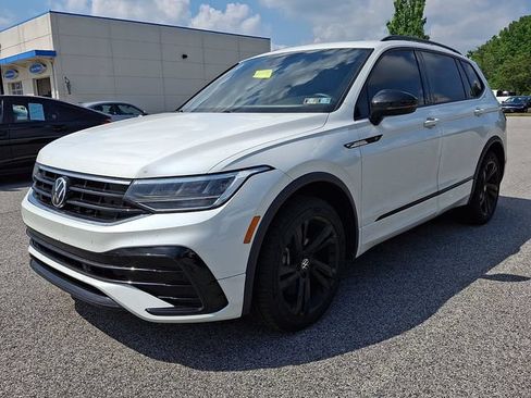Used 2023 Volkswagen Tiguan SE R-Line AWD/4WD image 3