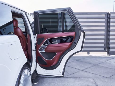 Used 2025 Land Rover Range Rover SE image 23