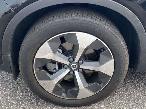 Used 2024 Volvo XC40 B5 Plus AWD/4WD image 4