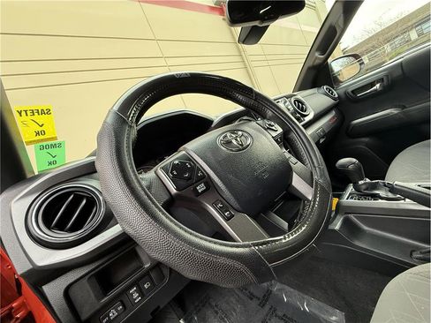 Used 2018 Toyota Tacoma TRD Off-Road image 12