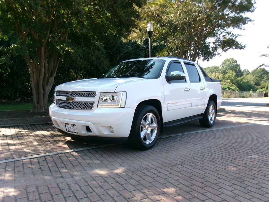 Used 2011 Chevrolet Avalanche LT RWD image 2