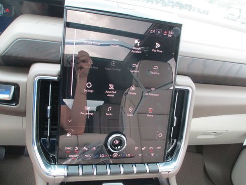 New 2026 GMC Yukon Denali w/ Denali Reserve Package AWD/4WD image 18