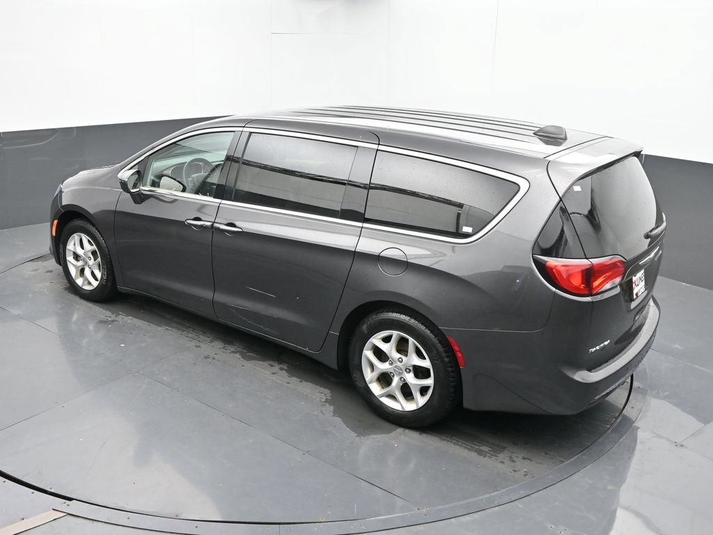 Used 2018 Chrysler Pacifica Touring Plus w/ Tire & Wheel Group FWD image 18