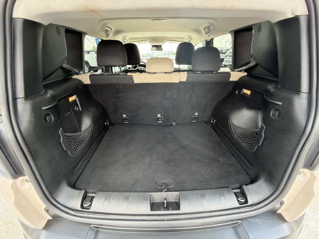 Used 2016 Jeep Renegade Latitude FWD image 12