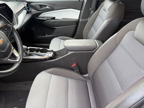 Used 2025 Chevrolet Trax LT w/ LT Convenience Package FWD image 3