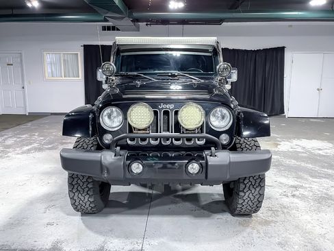 Used 2018 Jeep Wrangler Unlimited Sahara image 3