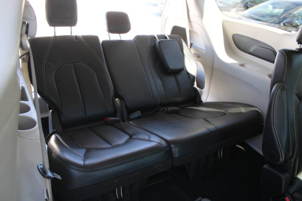 Used 2024 Chrysler Pacifica Touring-L FWD image 12