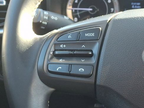 Used 2022 Hyundai Venue SEL image 21