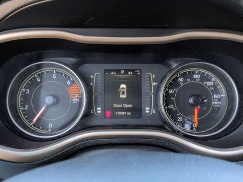 Used 2016 Jeep Cherokee Latitude FWD image 32