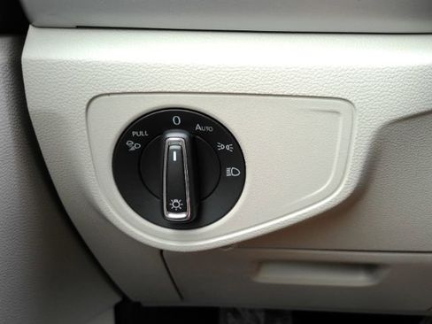 Used 2021 Volkswagen Atlas SE w/ Panoramic Sunroof Package FWD image 36