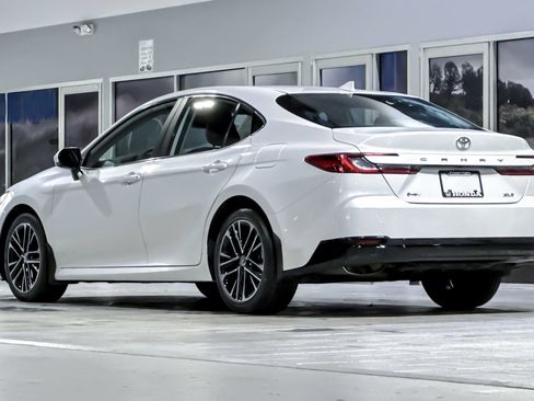 Used 2025 Toyota Camry XLE image 3