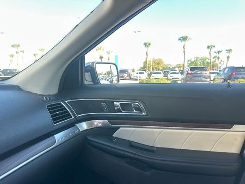 Used 2019 Ford Explorer Limited w/ Limited Luxury Package image 30