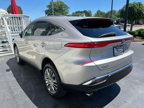 Used 2023 Toyota Venza XLE image 5