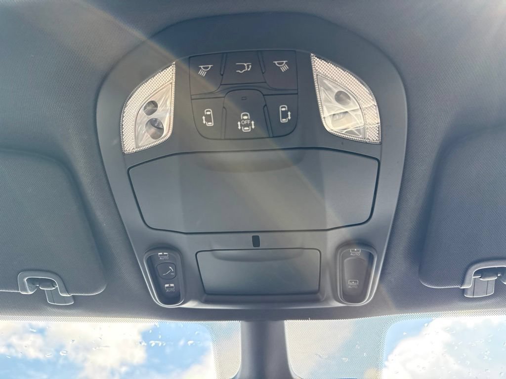 Used 2026 Chrysler Pacifica Limited FWD image 38
