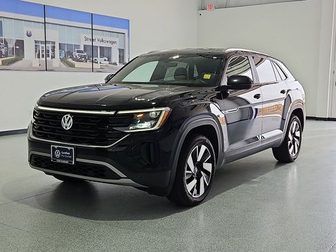 Certified 2024 Volkswagen Atlas Cross Sport SE FWD image 4
