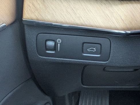 Used 2021 Volvo XC90 T6 Momentum w/ Climate Package image 17