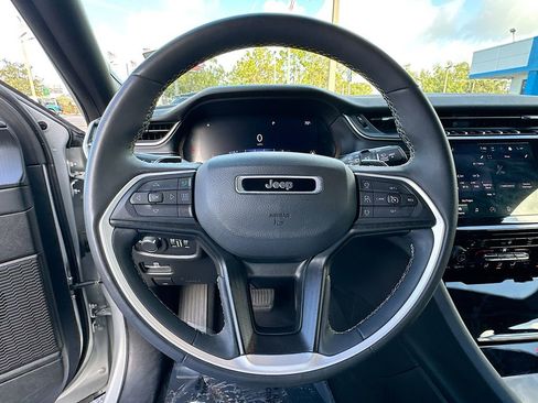 Used 2023 Jeep Grand Cherokee L Laredo image 12