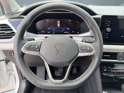 New 2026 Volkswagen Taos SE FWD image 17