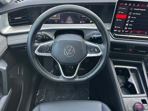 Used 2025 Volkswagen Tiguan SE FWD image 17