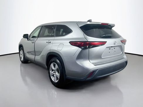 Used 2023 Toyota Highlander L FWD image 7