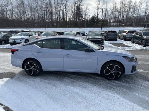Used 2025 Nissan Altima 2.5 SR image 15
