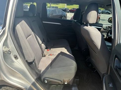 Used 2019 Toyota Highlander LE AWD/4WD image 7