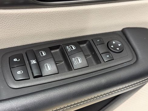 Used 2023 Chrysler Pacifica Touring-L image 8