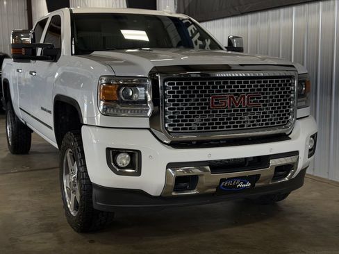 Used 2016 GMC Sierra 2500 Denali w/ Duramax Plus Package AWD/4WD image 2