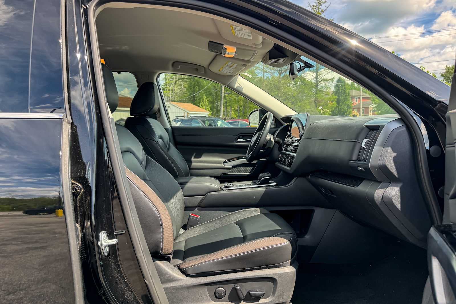 Certified 2024 Nissan Pathfinder SL w/ Black Appearance Package AWD/4WD image 9