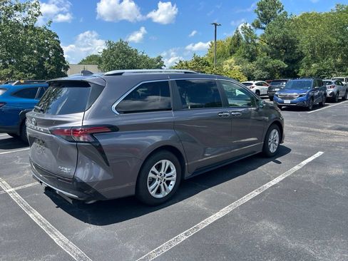 Used 2023 Toyota Sienna Platinum AWD/4WD image 3