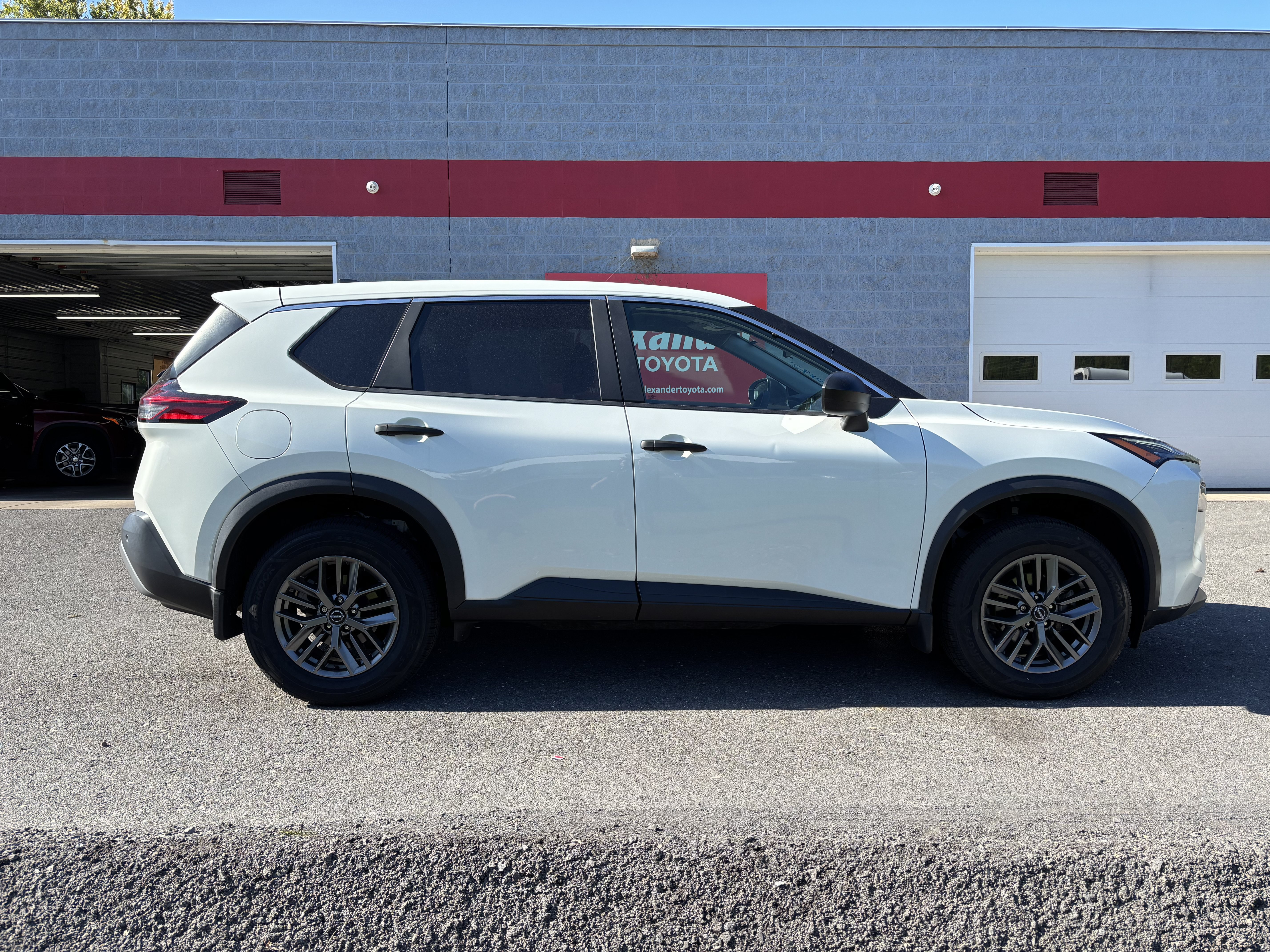Used 2023 Nissan Rogue S AWD/4WD image 2