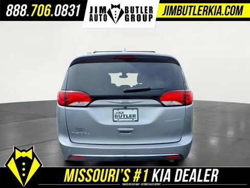 Used 2018 Chrysler Pacifica Touring-L FWD image 25