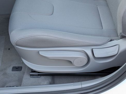 New 2026 Hyundai Elantra SE image 18