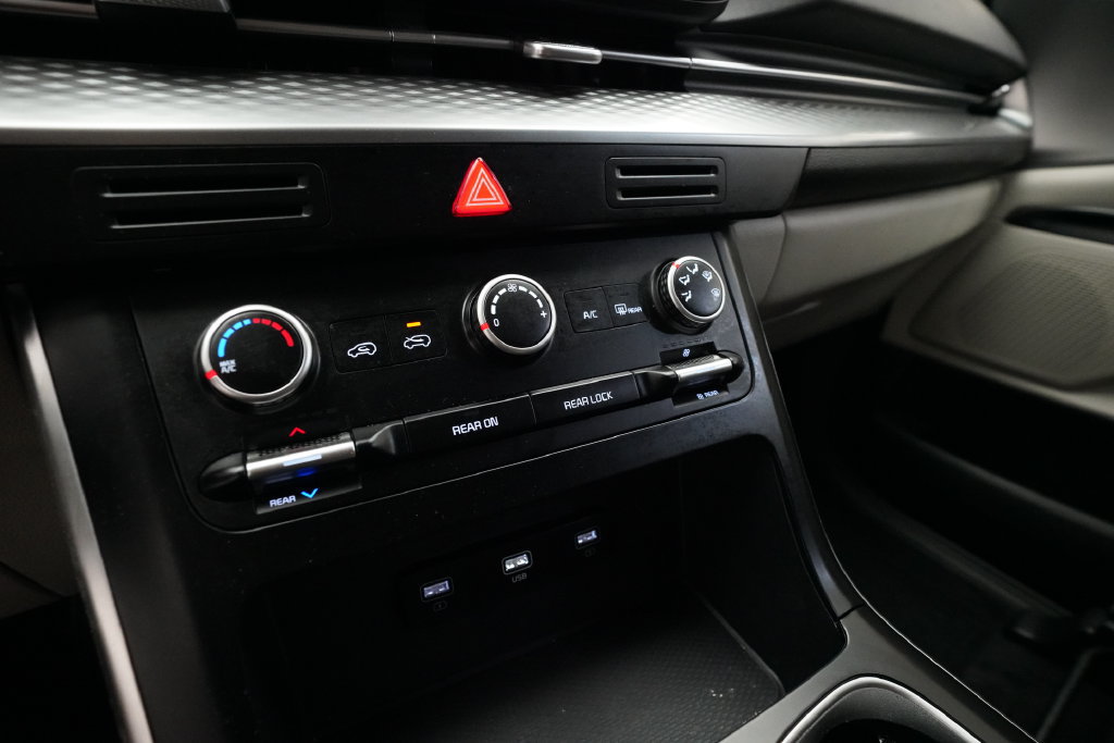 Used 2024 Kia Carnival LX FWD image 21