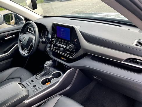 Used 2025 Toyota Highlander XLE AWD/4WD image 14