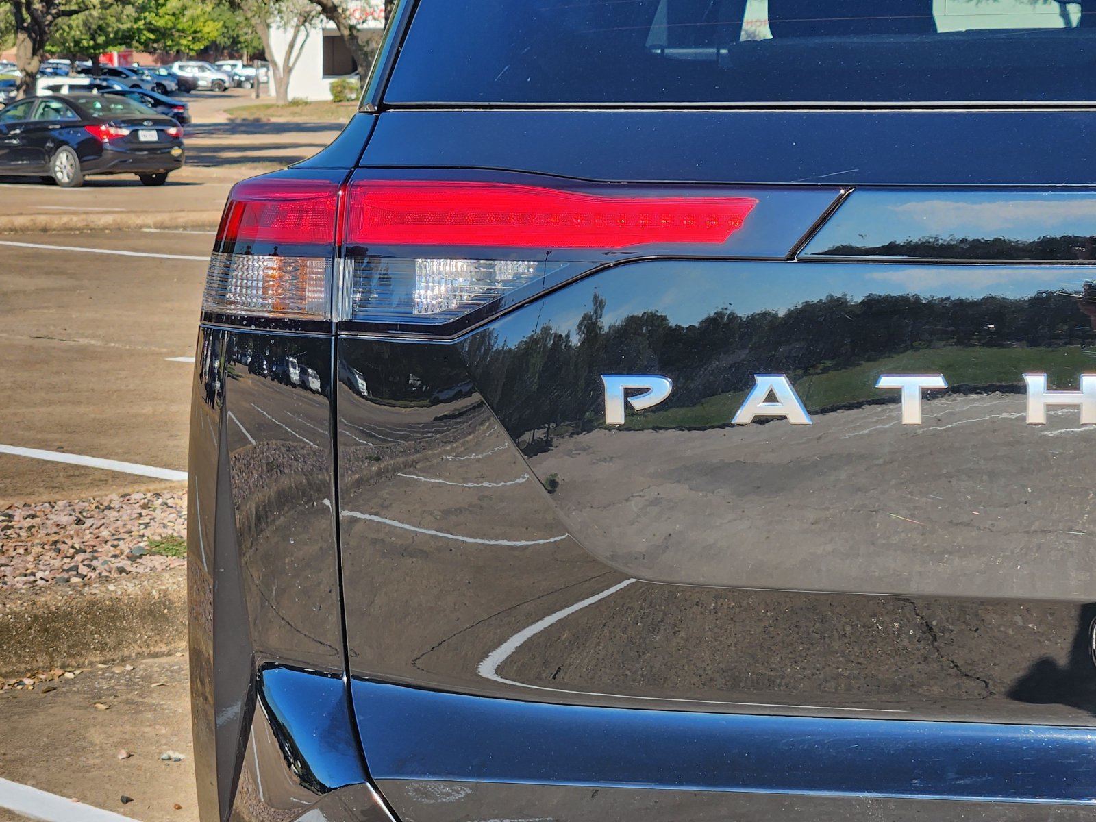 Used 2024 Nissan Pathfinder S FWD image 15