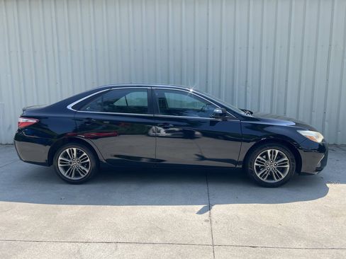 Used 2017 Toyota Camry SE FWD image 2
