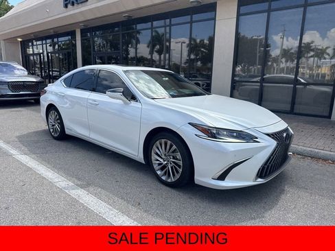 Used 2022 Lexus ES 300h Ultra Luxury w/ Accessory Package image 2