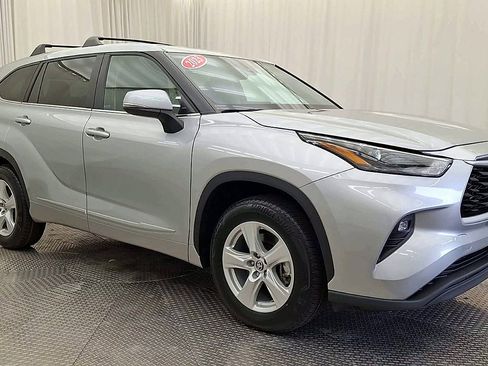 Used 2023 Toyota Highlander LE FWD image 5