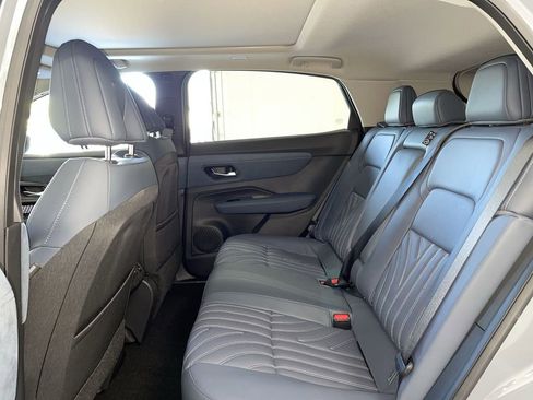 Certified 2025 Nissan Ariya Platinum image 18