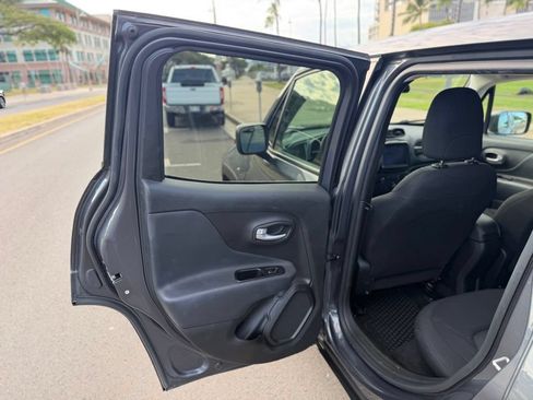 Used 2023 Jeep Renegade Latitude AWD/4WD image 10