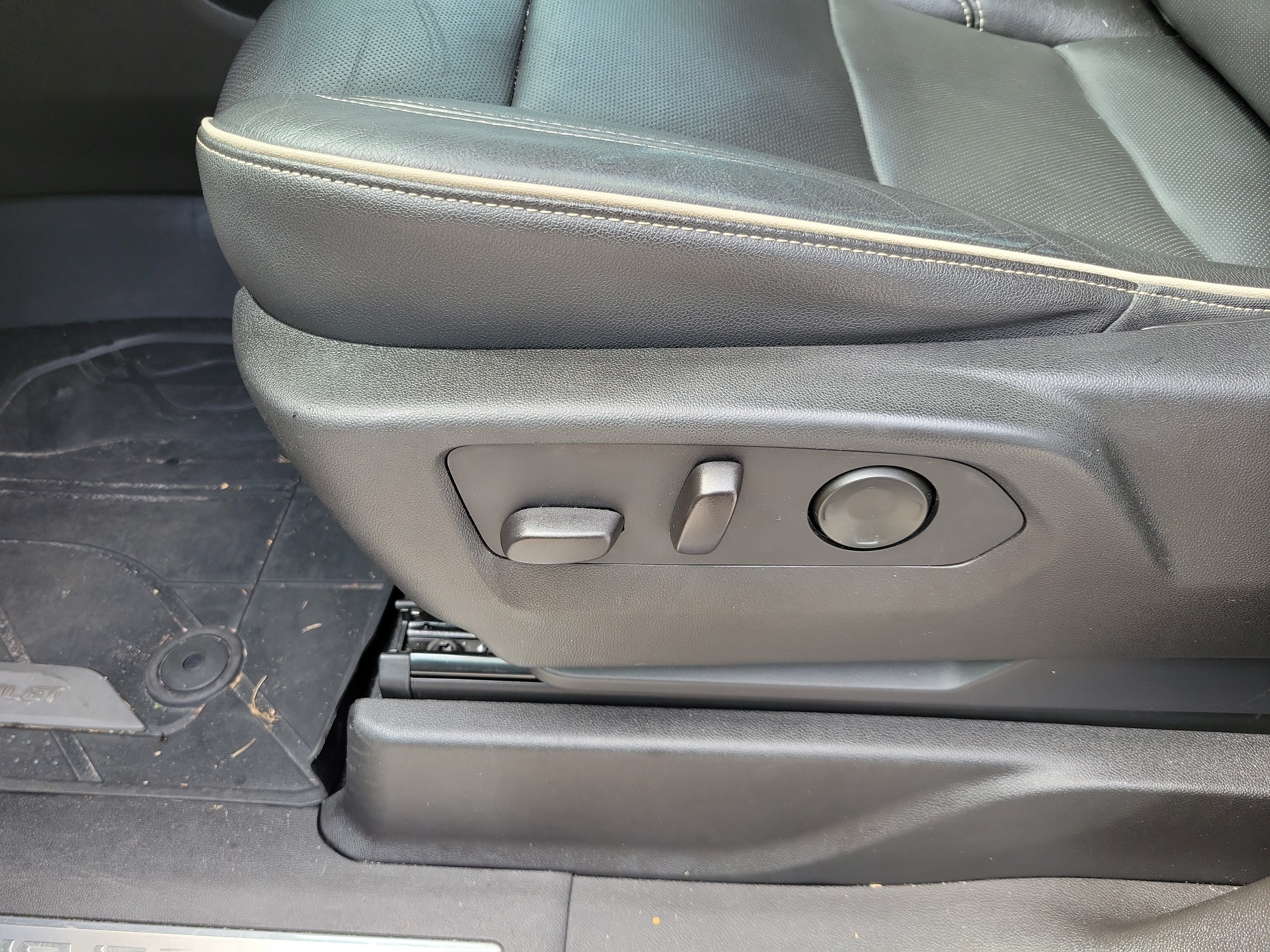 Used 2021 Chevrolet Suburban Premier w/ Premium Package AWD/4WD image 19